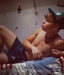 magical beauty of straight guys 5eaef4c9eebad.jpg