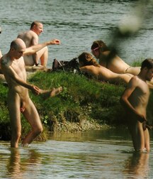 nudists on the beach 5eaef64de2bab.jpg