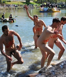 nudists on the beach 5eaef667ec3bd.jpg