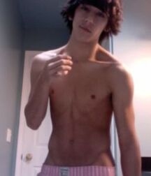 Sexy boys straight flex twink tube 623b78fe0f6a0.jpeg