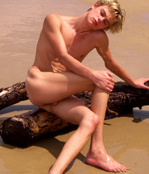 2 Very Hot Beach lads! 58b5a6c7c42ba.jpg