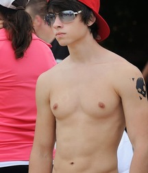 shirtless boys 59bc18a04ebe2.jpg