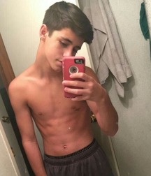 shirtless boys 59d8ed94e0e94.jpg