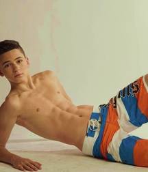shirtless boys 59d8f1c7814ee.jpg