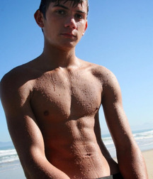 shirtless boys 59f042d838338.jpg