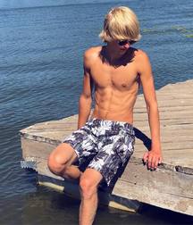 shirtless boys 5a1872cc7edd5.jpg