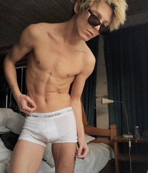 shirtless boys 5a187446169e8.jpg