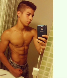 shirtless boys 5a227b65e73ca.jpg