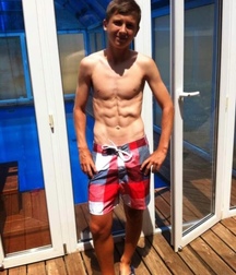 shirtless boys 5a25a988a23ad.jpg