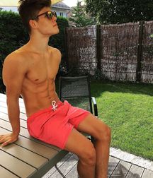 shirtless boys 5a25a9c3e1579.jpg