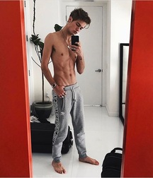 shirtless boys 5a25aa644e03e.jpg