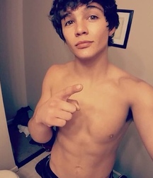 shirtless boys 5a25ab79da47c.jpg