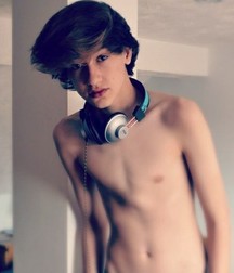 shirtless boys 5a25abfe7264e.jpg