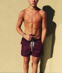 shirtless boys 5a551b6f1a629.jpg