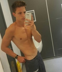 shirtless boys 5a8b0b4a445b1.jpg