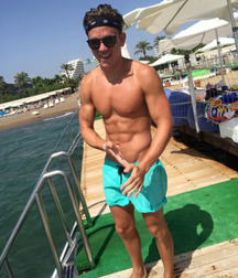 shirtless boys 5a8b0c597e544.jpg