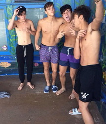 shirtless boys 5aa98452a1b57.jpg