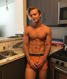 shirtless boys 5aaaabc7f1ab7.jpg