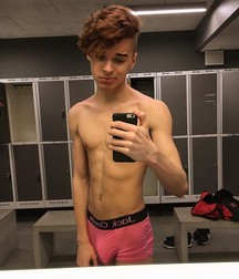 shirtless boys 5aaaac5b5583a.jpg