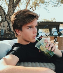Boys 5ab7f5eb0f964.jpg