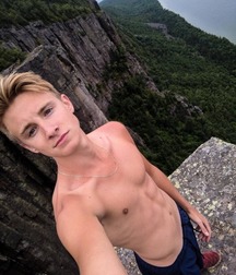 shirtless boys 5acd13ff3b3f8.jpg