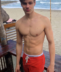 shirtless boys 5acd1522e0750.jpg
