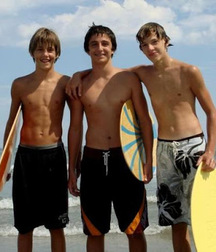 shirtless boys 5af08163d3b1a.jpg