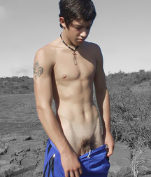shirtless boys 5af081b00f633.jpg