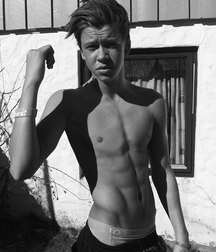 shirtless boys 5af082b07d98f.jpg