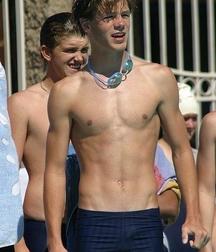 shirtless boys 5af0837af2854.jpg