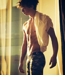 shirtless boys 5b083e47ae0fb.jpg