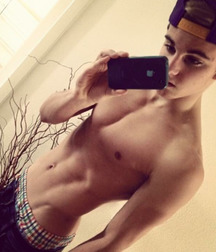 shirtless boys 5b1337381edab.jpg