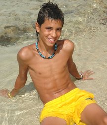 shirtless boys 5b718fe36b70e.jpg