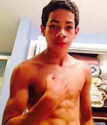 shirtless boys 5b8c59f43844a.jpg