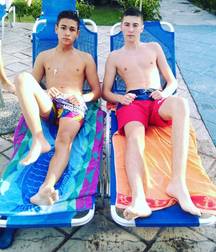 shirtless boys 5b9180e4ae162.jpg