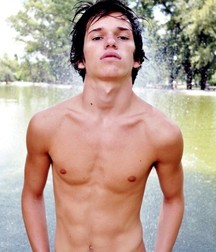 shirtless boys 5b942079b4ebe.jpg