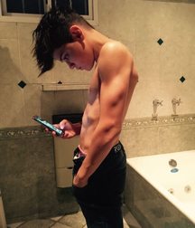 shirtless boys 5b980a932aecf.jpg