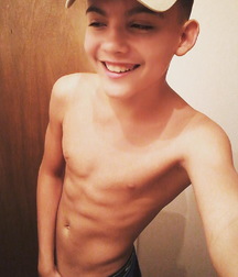 shirtless boys 5b9e3f25e816e.jpg