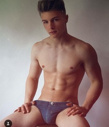 shirtless boys 5b9e3f5cc0650.jpg