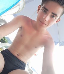 shirtless boys 5b9e41056548d.jpg