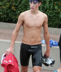 shirtless boys 5bb9b0dbc35bb.jpg