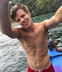 shirtless boys 5bc0fce37e802.jpg