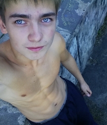 shirtless boys 5bce590ddea2a.jpg