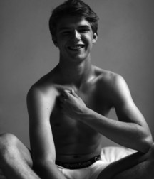 shirtless boys 5bcec8d121569.jpg