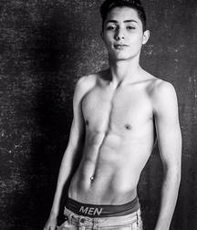 shirtless boys 5bceca2f334b1.jpg