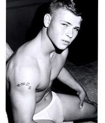 shirtless boys 5bd320b4d589e.jpg
