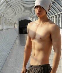 shirtless boys 5bd3228d670e0.jpg