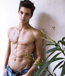 shirtless boys 5bd3a07b1a46e.jpg