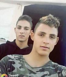 Boys 5bd8c080e4032.jpg