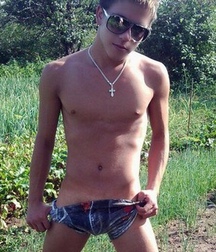 shirtless boys 5bdb34f41b5df.jpg